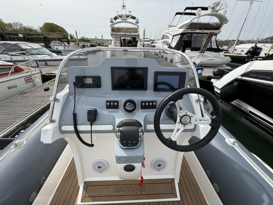 Cobra Nautique 9.7m Inboard, 9.7-199 3