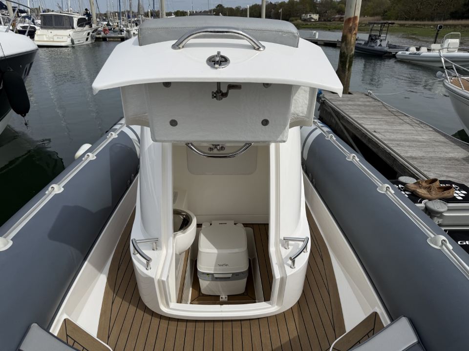 Cobra Nautique 9.7m Inboard, 9.7-199 6